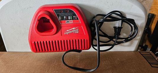 Milwaukee M12 Battery Charger