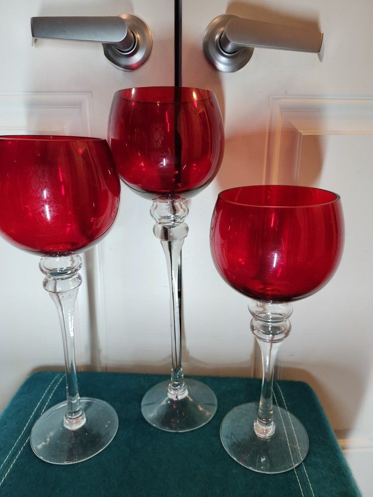 FREe Three Red Vase Set