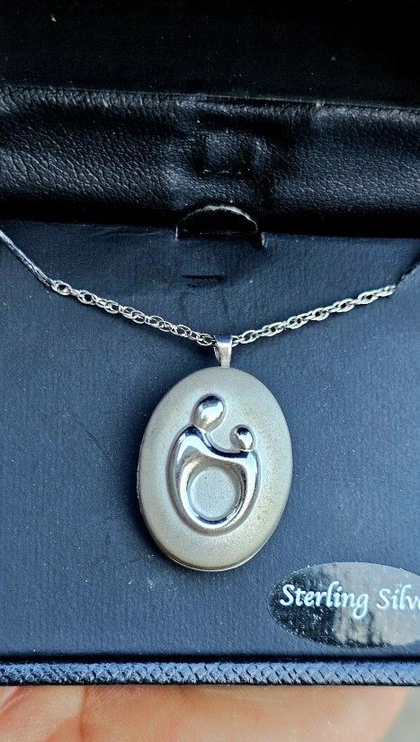MOTHER AND CHILD NECKLACE