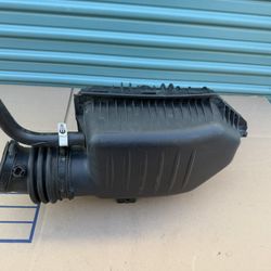 2012-2023 Dodge Charger/Challenger V8 6.4L SRT Air Intake Filter Cleaner Box OEM