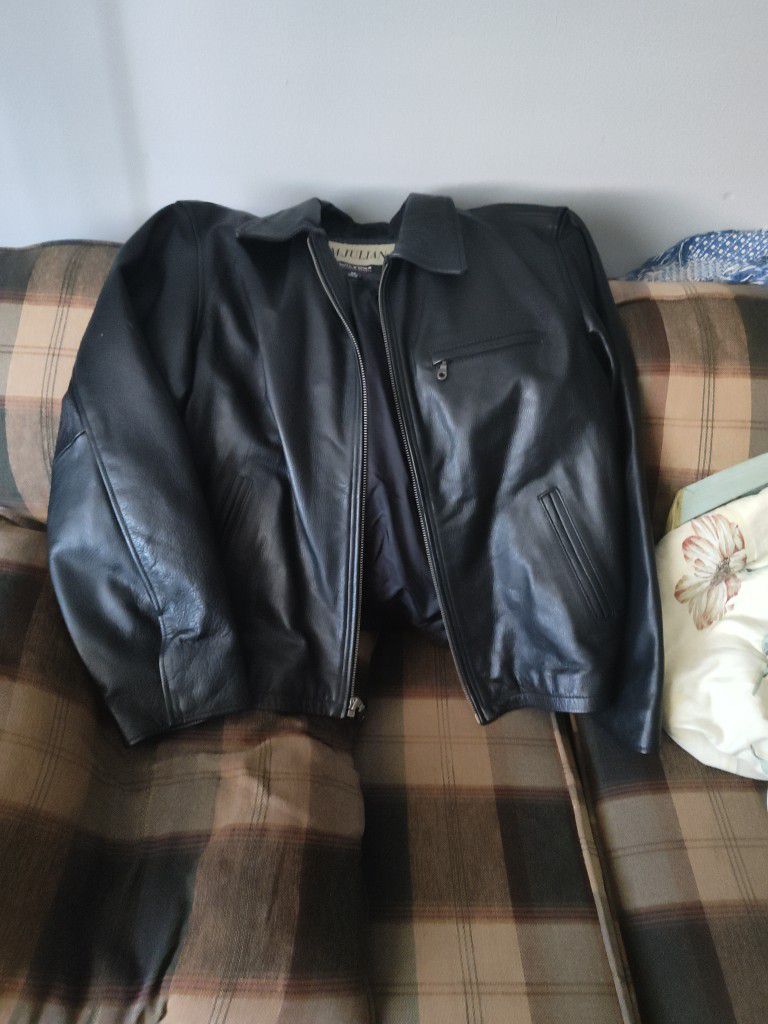 Men's Size Medium Genuine Leather Jacket 