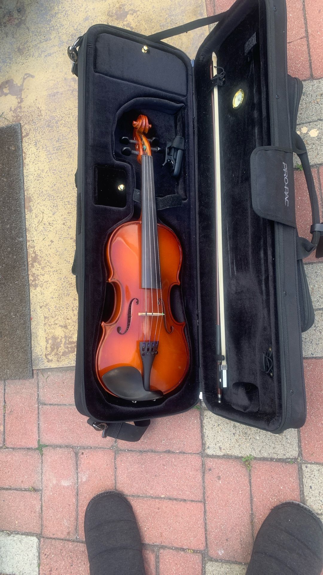 Scherl & Roth R101E4 4/4 Violin - Bow - Case
