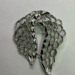 BROOCH 