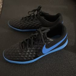 BLACK Nike Tiempo Legend 8 Club IC SNEAKERS