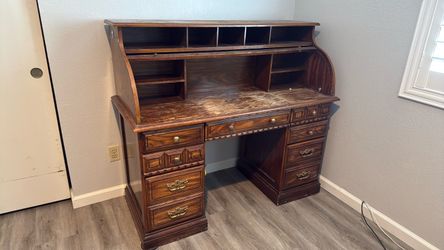 Wooden desk (FREE)