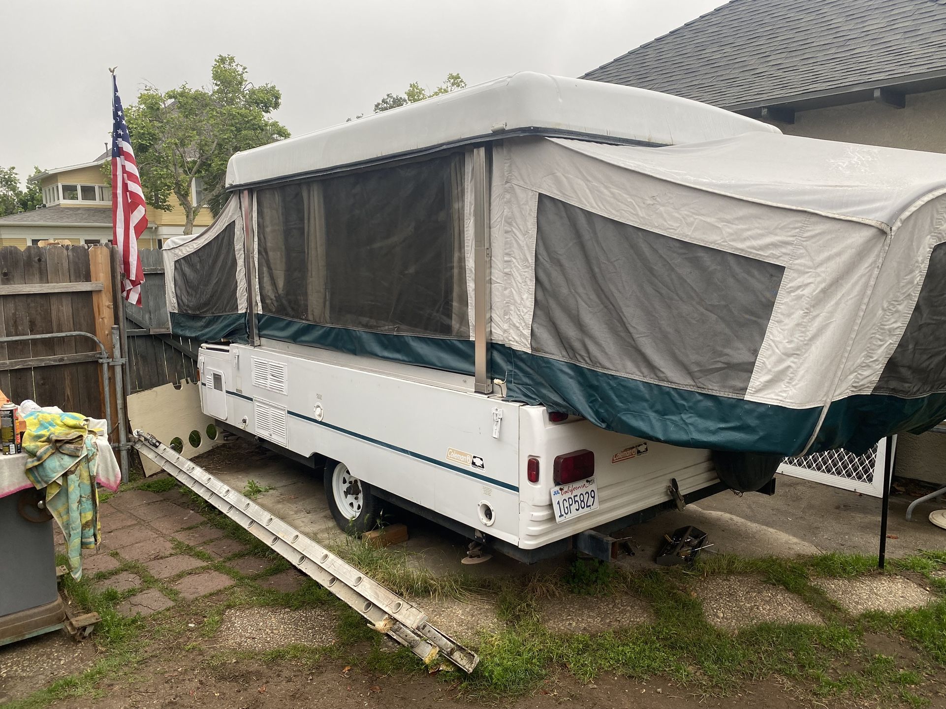 Fleetwood Coleman Expanding Pop Up Camper Trailer