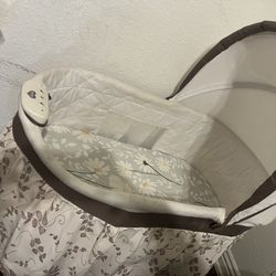 Delta Children Bassinet