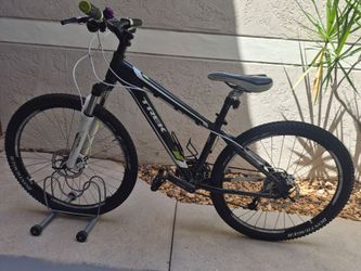 Trek Mountain Bike SKYE SL with Bontrager Tires