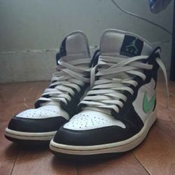 Jordan 1 Mid Mint White Black Colored Size 9