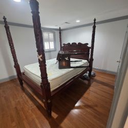 DESIGNER Ralph Lauren - Solid Mahogany Carved Four-Poster Bed – Queen Size – Excellent Condition