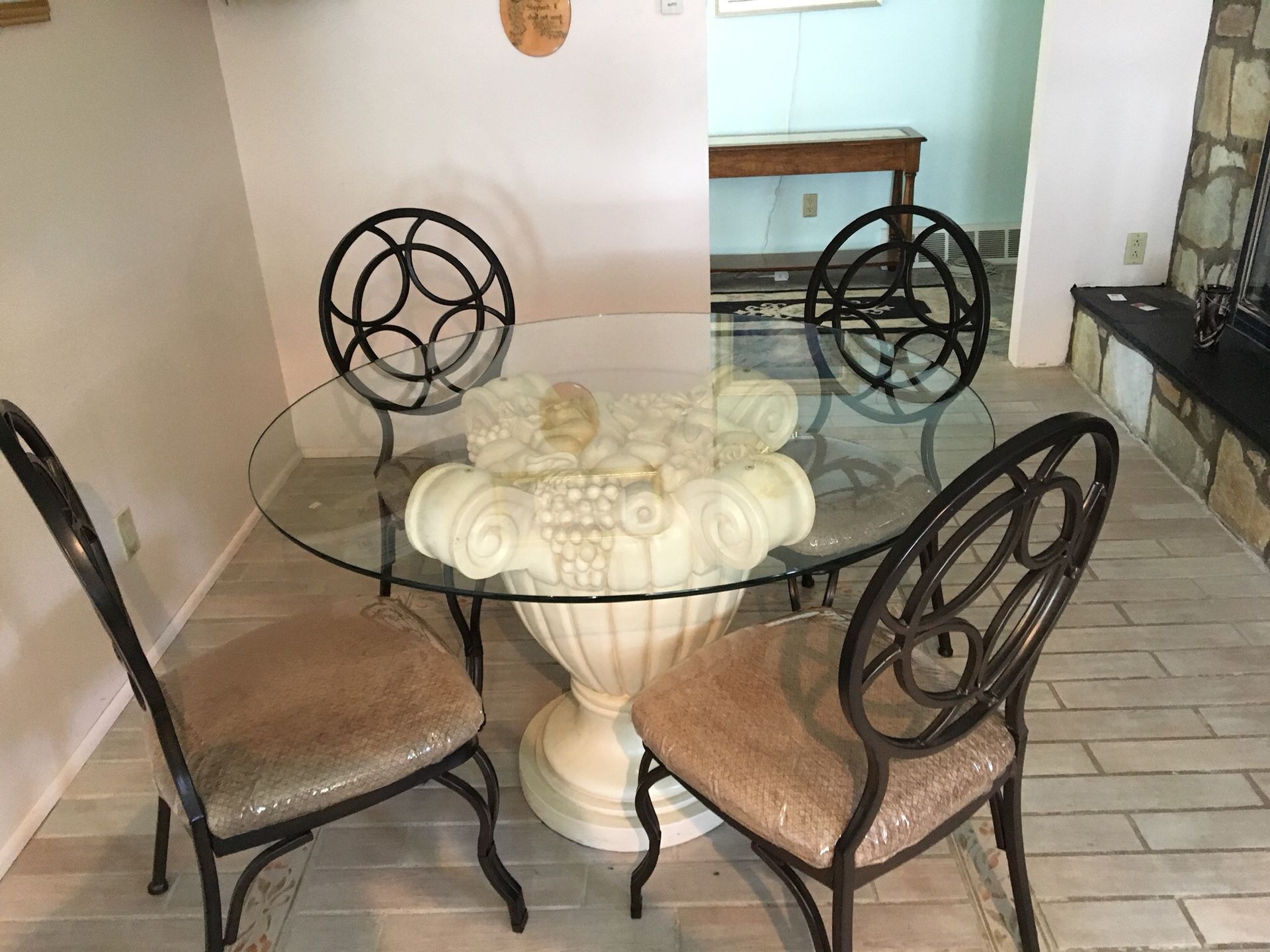 Unique Kitchen Table w/4 Chairs