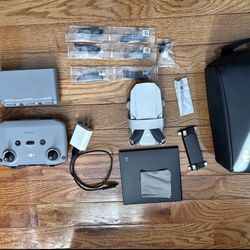 Original near mint DJI Mini 2 Fly More bundle includes: - DJI MINI 2 - 256gb SD card - remote control - 3 rechargeable batteries  - recharging station