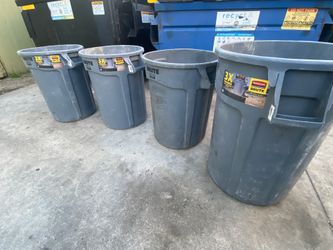 brute commercial Trash Container Used It In One Works Still Very Good. 5 Gallons. $20 Each One Come Take Them not free