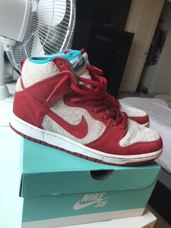 NIKE SB DUNK “ DR SUESS” VERY VERY CLEAN ONLY WORN LIKE 3 TIMES SIZE 9