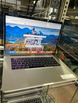 Apple MacBook Pro 2017 15-inch with a 2.8 GHz Quad-Core Intel Core i7 processor. This laptop has 16 GB of 2133 MHz LPDDR3 memory and a 256 GB SSD. It