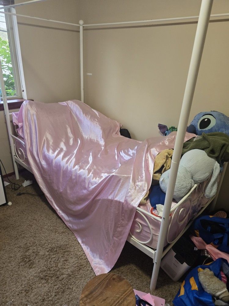 Canopy bed