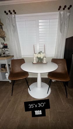 Round table 2 chairs