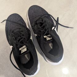 Barely Used Nike Women's 9.5 Shoes