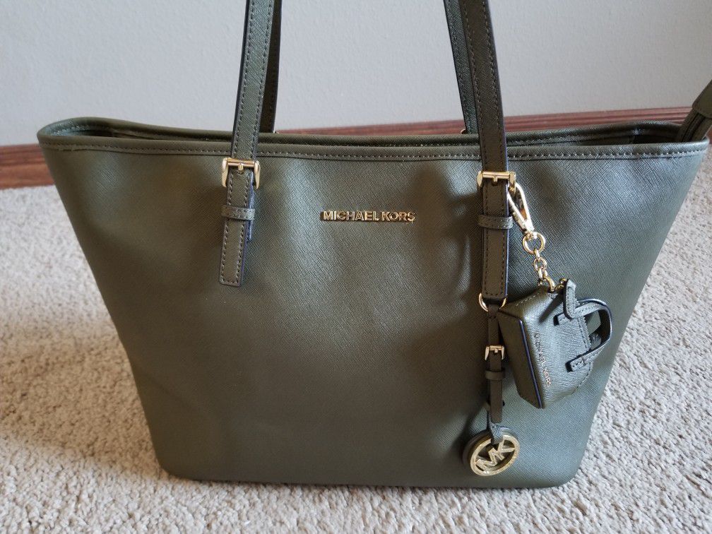 Michael kors tote with a keychain