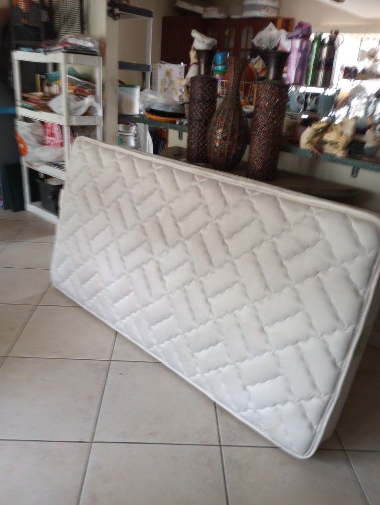 TWIN MATTRESS. BASSETT.