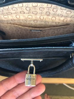 Authentic ‘Guess’ Purse / handbag 👜.  Looks new 👍🏼 👍🏼 Must come to H.B (12oz can for size)