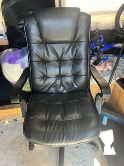 Black Executive Office Chair – Padded & Comfortable