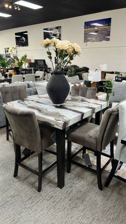 Keshia Dining Room Set