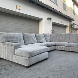 Huge Light Grey Sectional Couch Sofa From Ashley Furniture In Excellent Condition - FREE DELIVERY 🚛