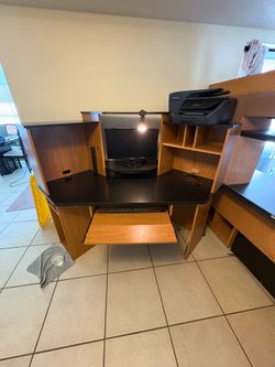 Corner computer desk with shelves