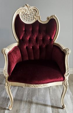 Vintage Victorian-Style Accent Chair – Ornate Carved Frame, Red Velvet Upholstery