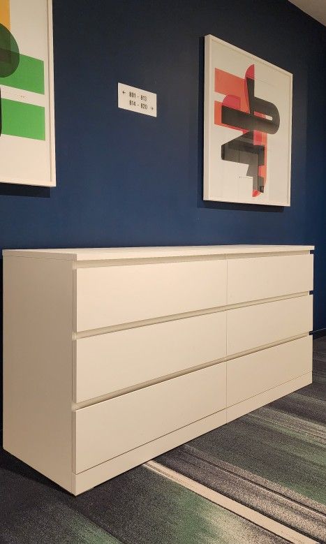 BEAUTIFUL WHITE DRESSER WITH SMOOTH OPENING  DRAWERS 