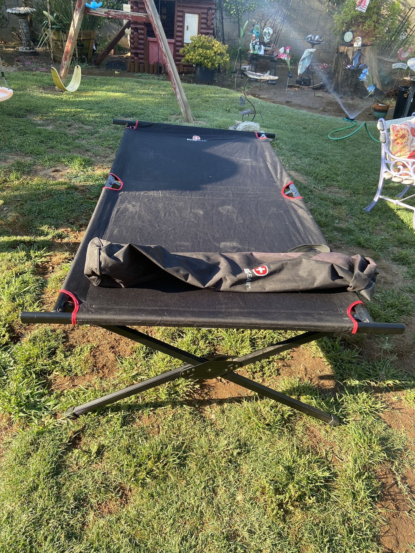 86”x47”x21” Swiss Gear Camping Cot. Never Used. Excellent W/case