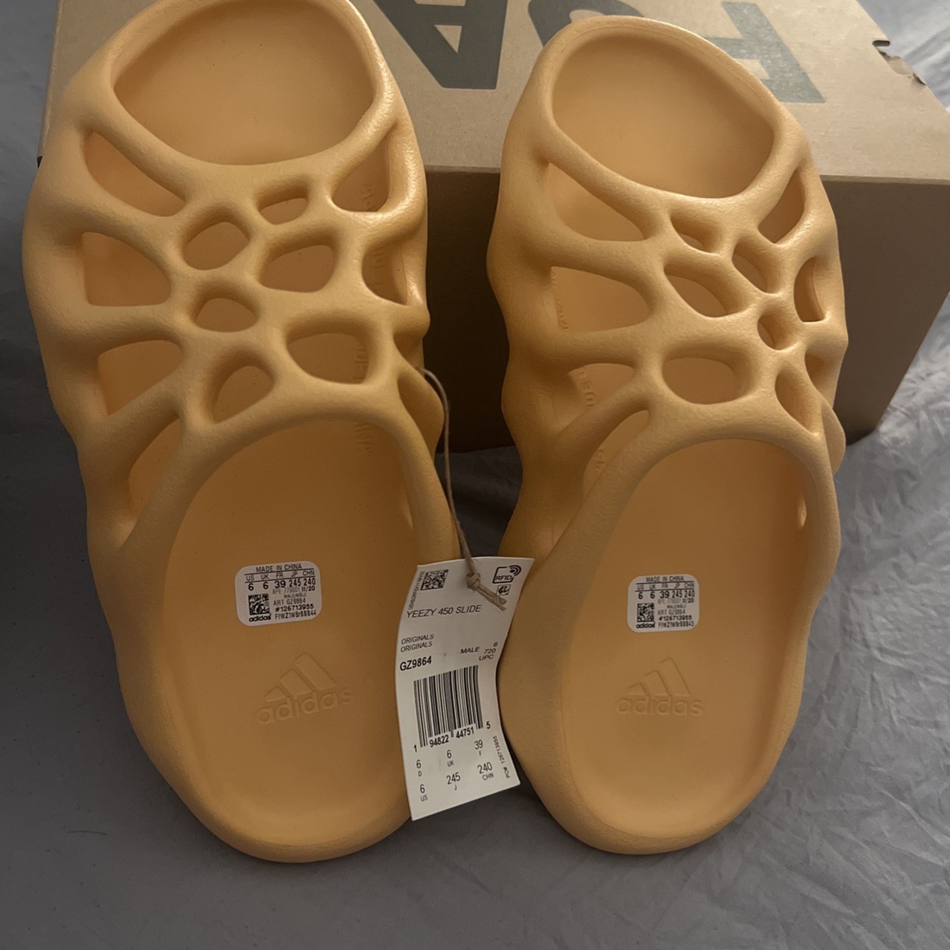Yeezy 450 Slides Size 6 Women display picture 2
