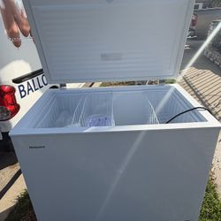 Hotpoint 9-cu ft Manual Defrost Chest Freezer