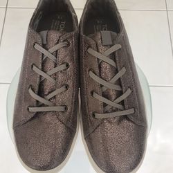 Brand New   Women’s   Shoes . TOMS. Size 5.5 Will Feet Size 6 . Breathable  And Very Comfortable. High Quality. Great Present .