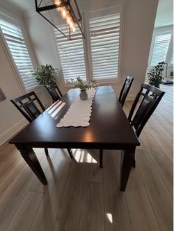 Dining set (1 table and 4 chairs). Very good condition.  30x42x78