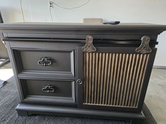 Dresser/entry Table