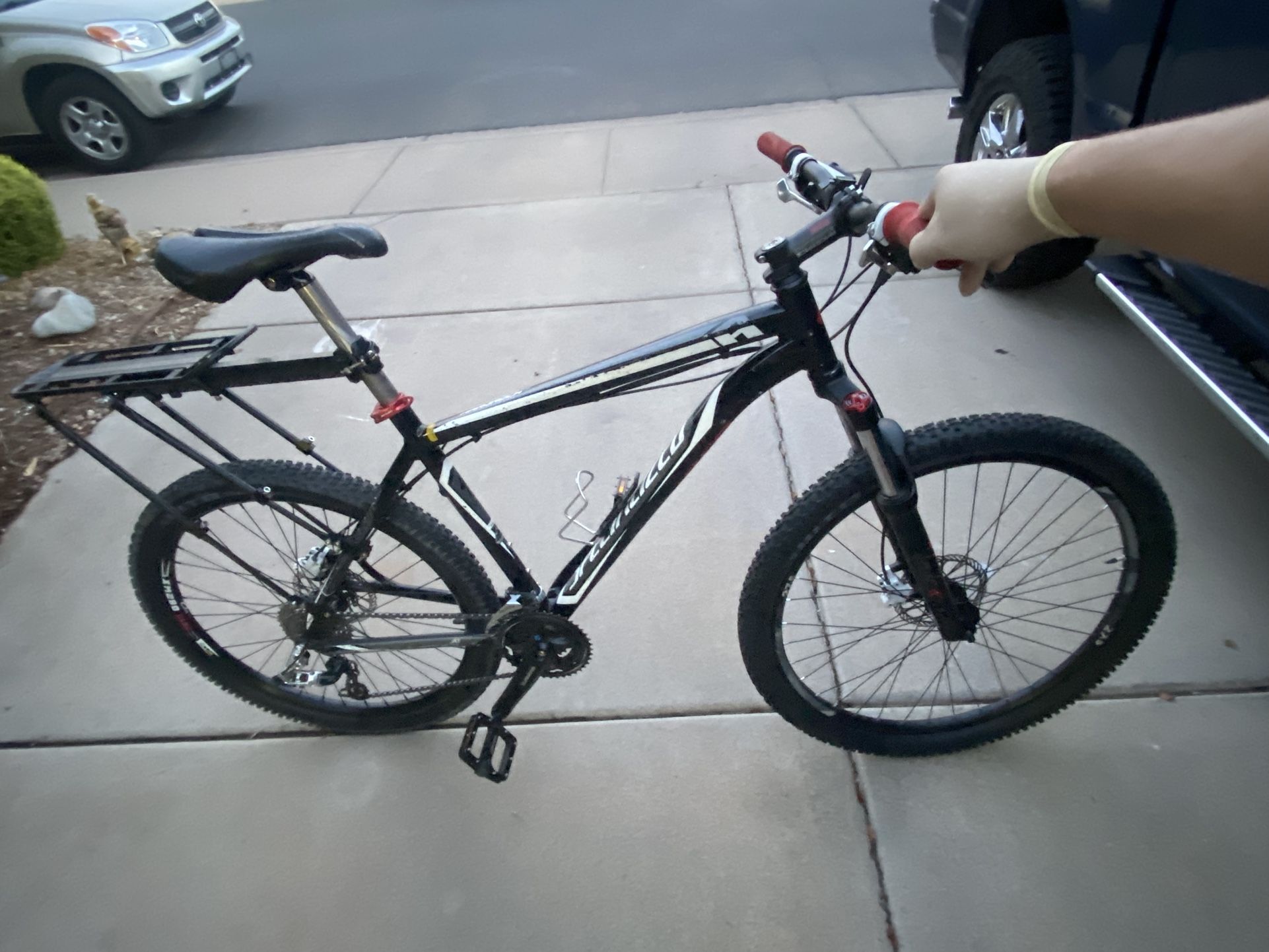 Upgraded Specialized Hardrock MTB – Hydraulic Disc Brakes, WTB Tires, Rack