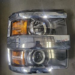 2018 Chevy 2500 HD Passanger Headlight