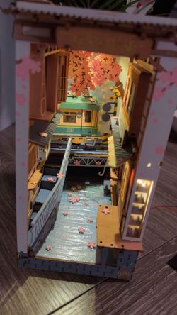 Sakura Densya Booknook Prebuilt