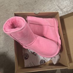 NEW- Never Worn Uggs - Kids Classic Short II