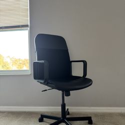 Office Chair + Drawer Dresser – Great Condition