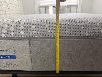 Sealy Posturepedic Hybrid 12” Queen Mattress - Excellent Condition