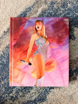 The Official Book Taylor Swift - The Eras Tour - hardcover