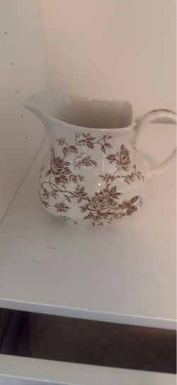 an Alfred Meakin, Staffordshire, England “Rosa” pattern