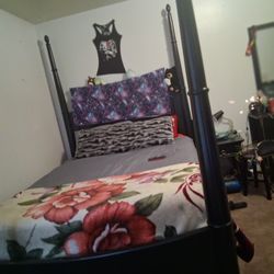 Queen Bedframe 