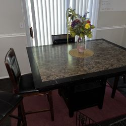 4 Chair Dinning Room Table With Bottom Drawer