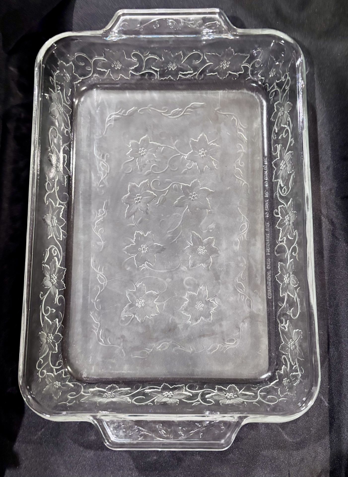 Like New Princess House Fantasia Large Glass Poinsettia Frosted Bottom Casserole Vintage Mint