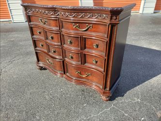 😍❣️Beautiful Ornate Piece. Ample Storage.😍❣️
