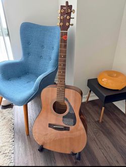 Yamaha 335 acoustic guitar
